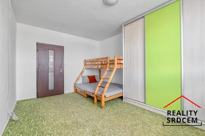 Obývačka; drevená podlaha, prirodzené svetlo, moderný štýl, vysoké stropy