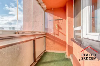 Obývačka; drevená podlaha, prirodzené svetlo, moderný štýl