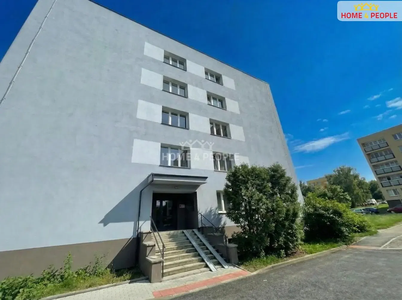 Хол; дървен под, естествена светлина, модерен стил