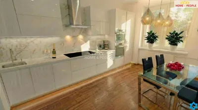 Хол; дървен под, естествена светлина, модерен стил