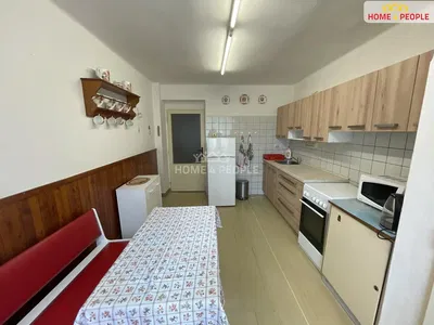 Кухня; кухненски уреди, дървен под, естествена светлина, модерен стил