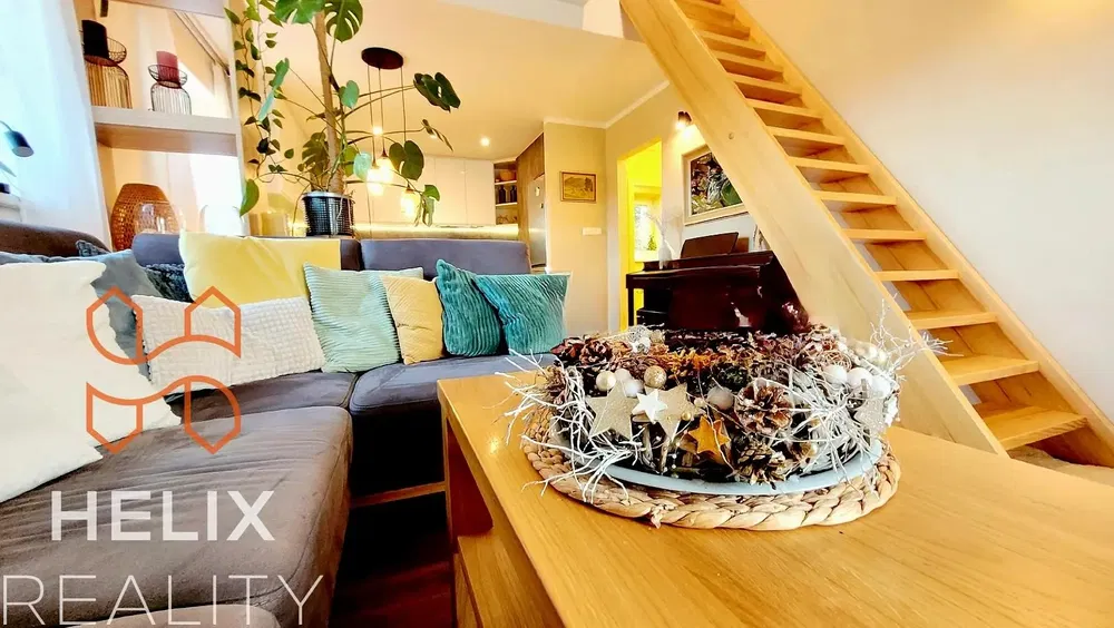 Cucina; elettrodomestici, pavimento in legno, luce naturale, stile moderno