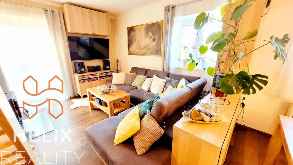 Soggiorno; pavimento in legno, luce naturale, stile moderno