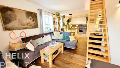 Soggiorno; pavimento in legno, luce naturale, stile moderno