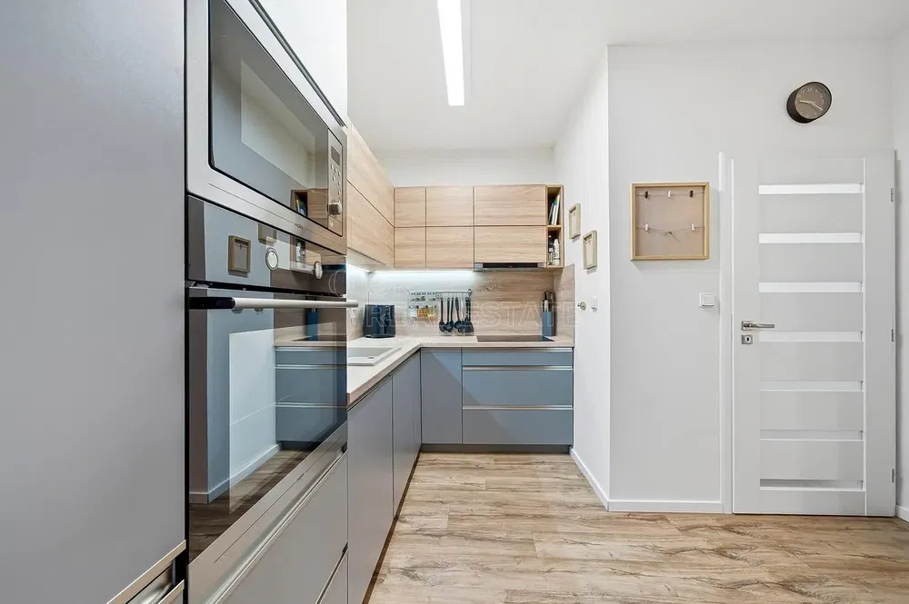 Хол; дървен под, естествена светлина, модерен стил