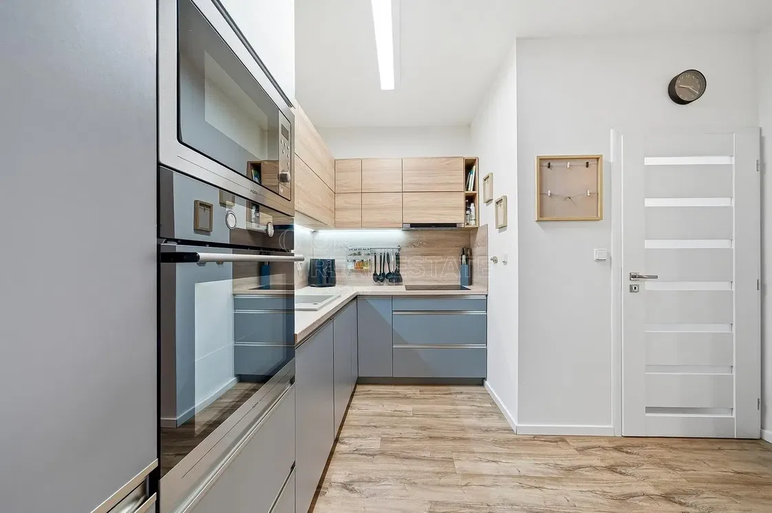 Хол; дървен под, естествена светлина, модерен стил