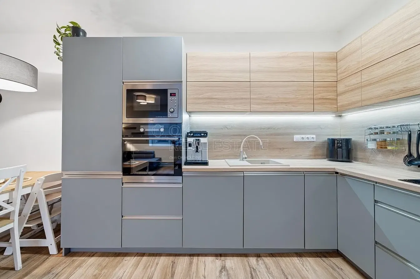 Хол; дървен под, естествена светлина, модерен стил