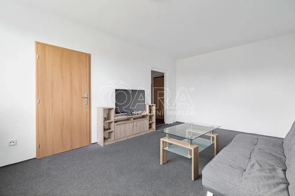 Kuchyňa; kuchynské spotrebiče, drevená podlaha, prirodzené svetlo, moderný štýl