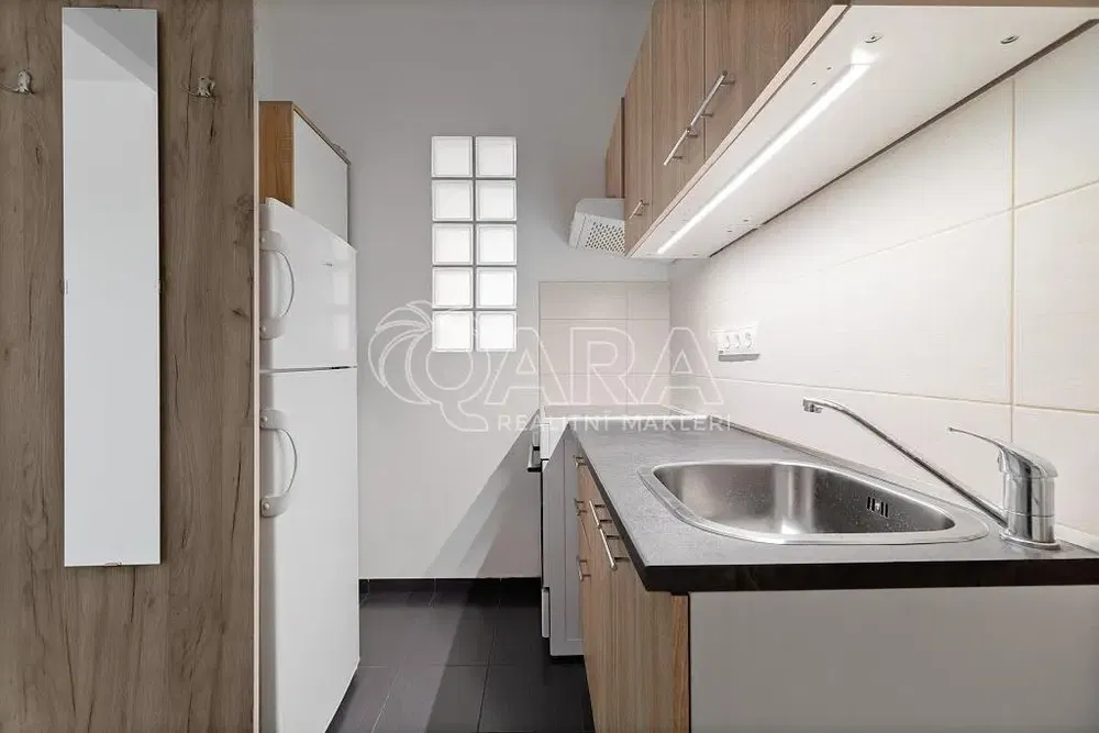 Obývačka; drevená podlaha, prirodzené svetlo, moderný štýl