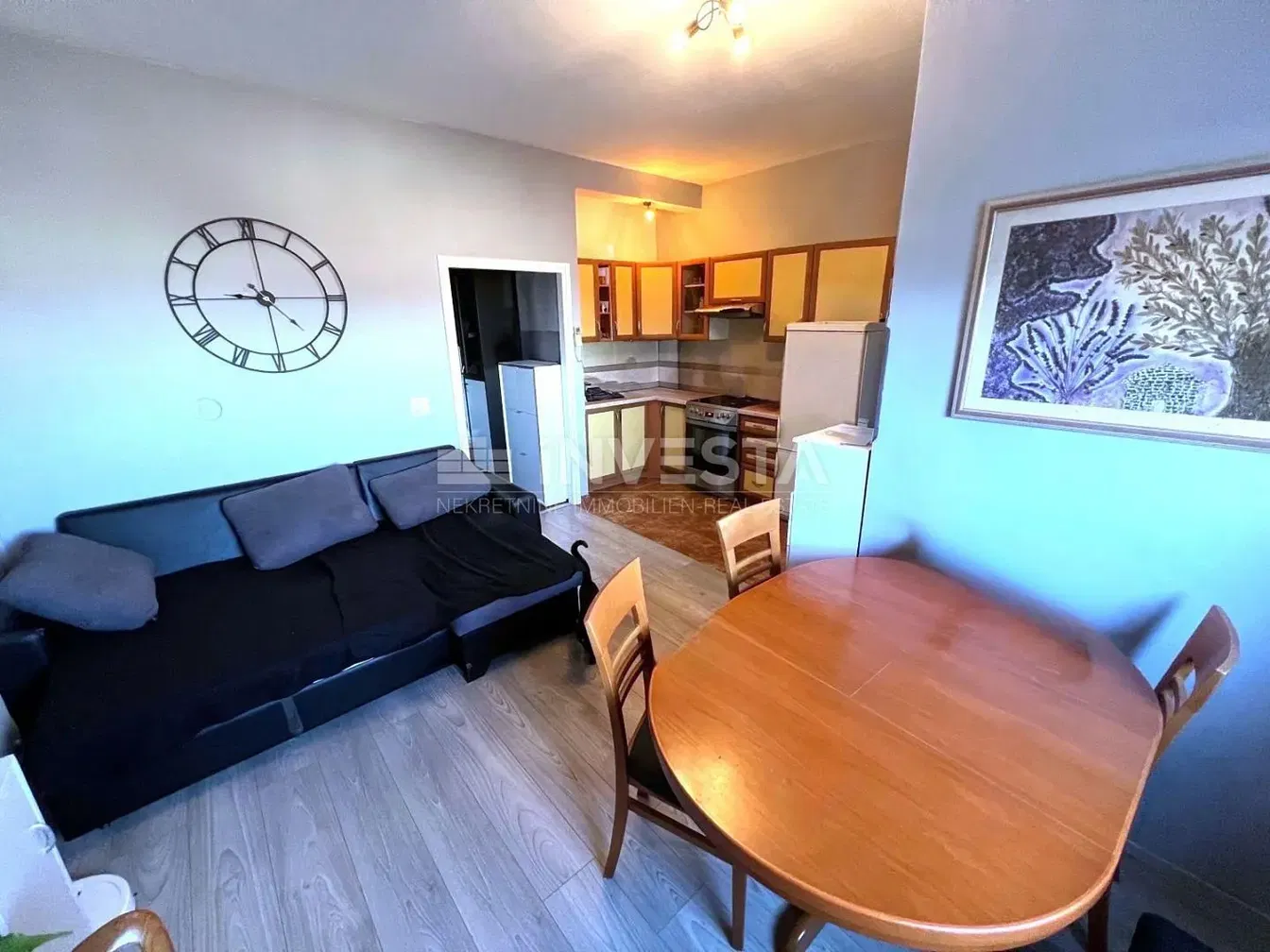 Küche; küchengeräte, holzboden, tageslicht, moderner stil