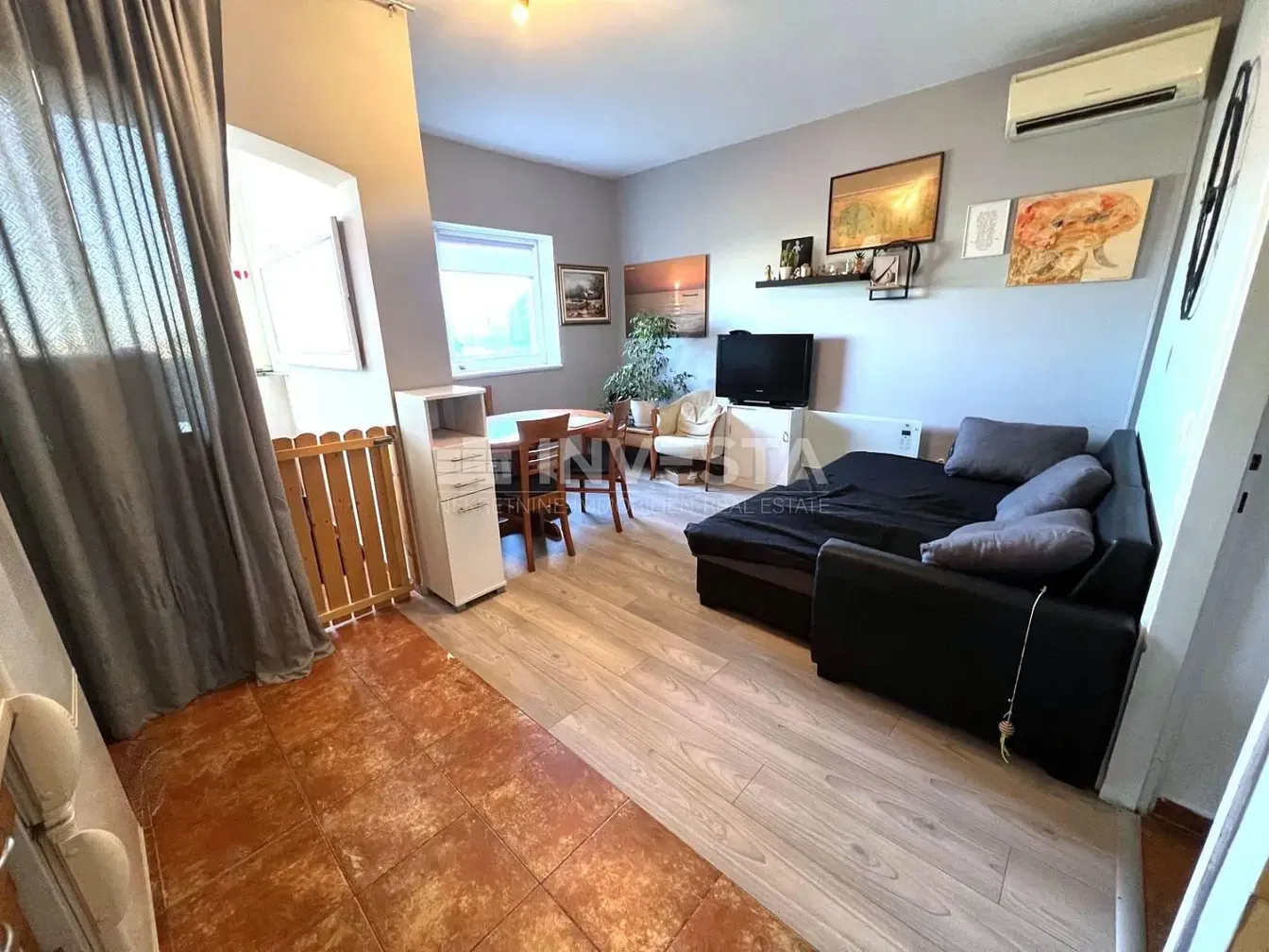 Wohnzimmer; holzboden, tageslicht, moderner stil