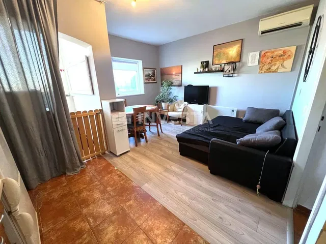 Σαλόνι; ξύλινο πάτωμα, φυσικό φως, μοντέρνο στυλ