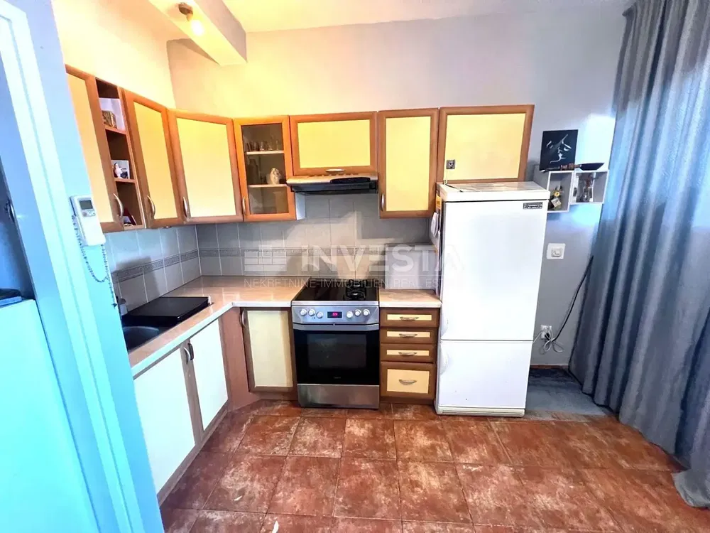 Küche; küchengeräte, holzboden, tageslicht, moderner stil