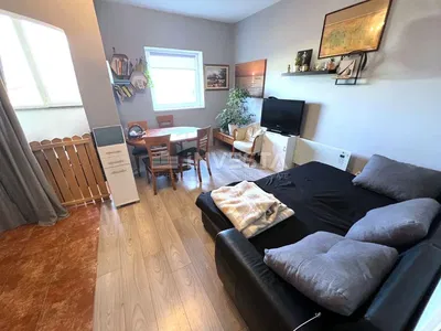 Küche; küchengeräte, holzboden, tageslicht, moderner stil