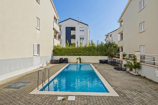 Küche; küchengeräte, holzboden, tageslicht, moderner stil