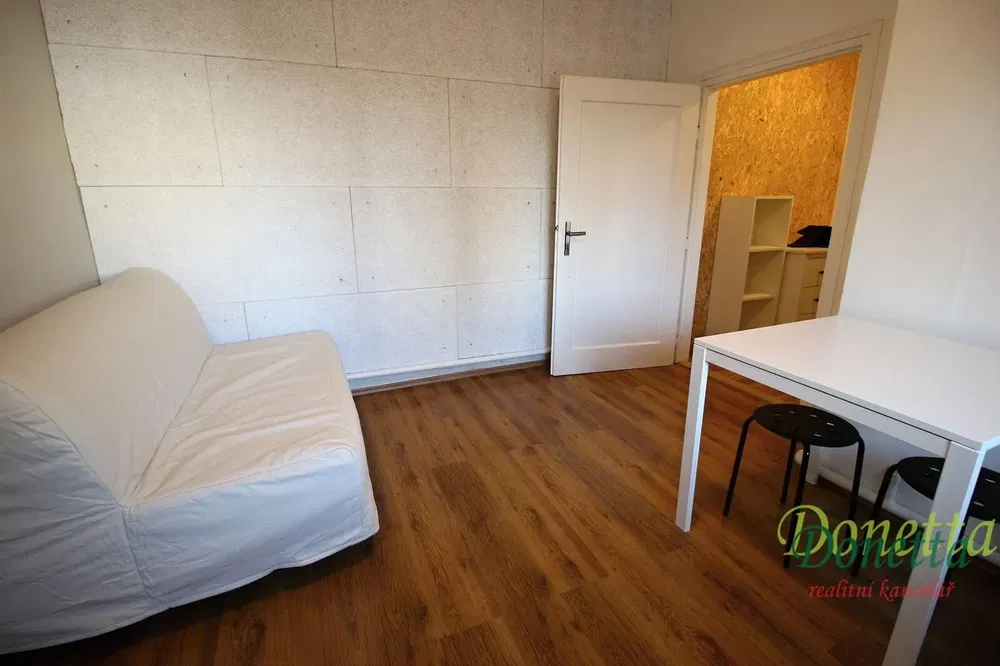 Хол; дървен под, естествена светлина, модерен стил