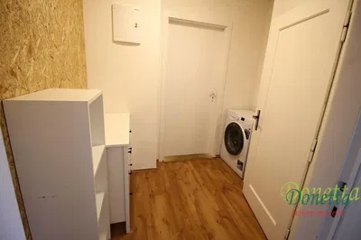 Хол; дървен под, естествена светлина, модерен стил