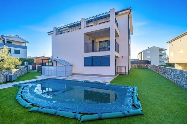 Küche; küchengeräte, holzboden, tageslicht, moderner stil