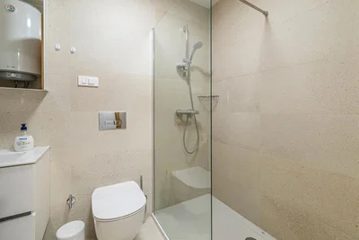 Kuchyně; kuchyňské spotřebiče, dřevěná podlaha, přirozené světlo, moderní styl