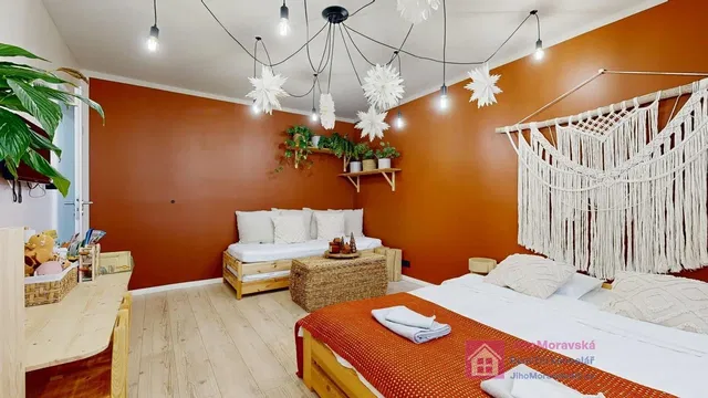 Кухня; кухненски уреди, дървен под, естествена светлина, модерен стил