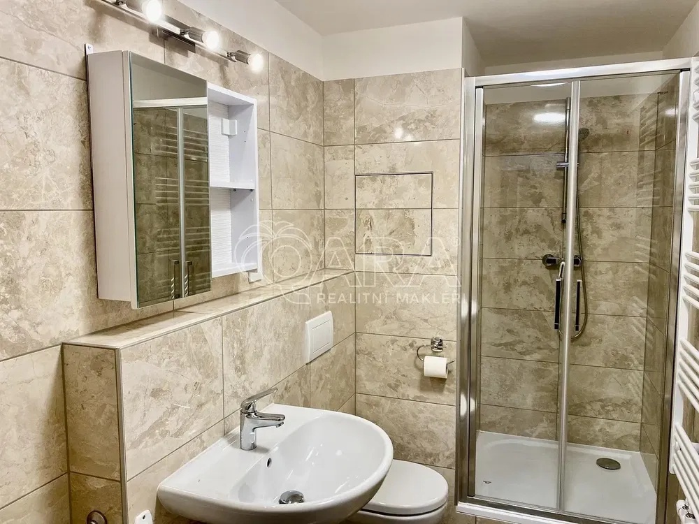 Хол; дървен под, естествена светлина, модерен стил, високи тавани