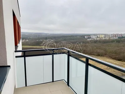 Кухня; кухненски уреди, дървен под, естествена светлина, модерен стил