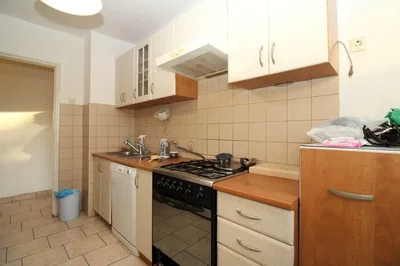 Küche; küchengeräte, holzboden, tageslicht, moderner stil