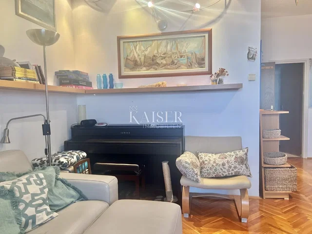 Living room; wood floor, natural light, modern style