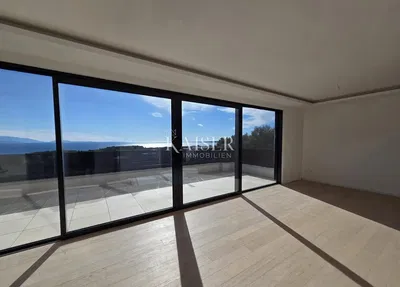 Кухиња; кухињски апарати, дрвени под, природно светло, модерни стил