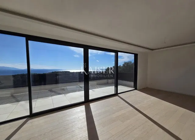 Кухиња; кухињски апарати, дрвени под, природно светло, модерни стил