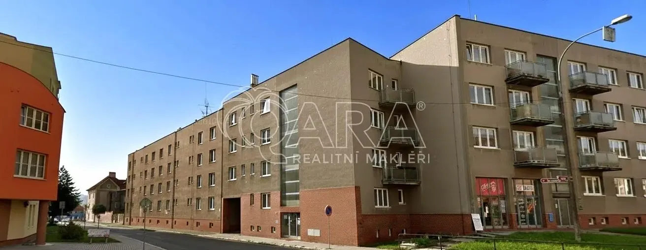 Хол; дървен под, естествена светлина, модерен стил, високи тавани