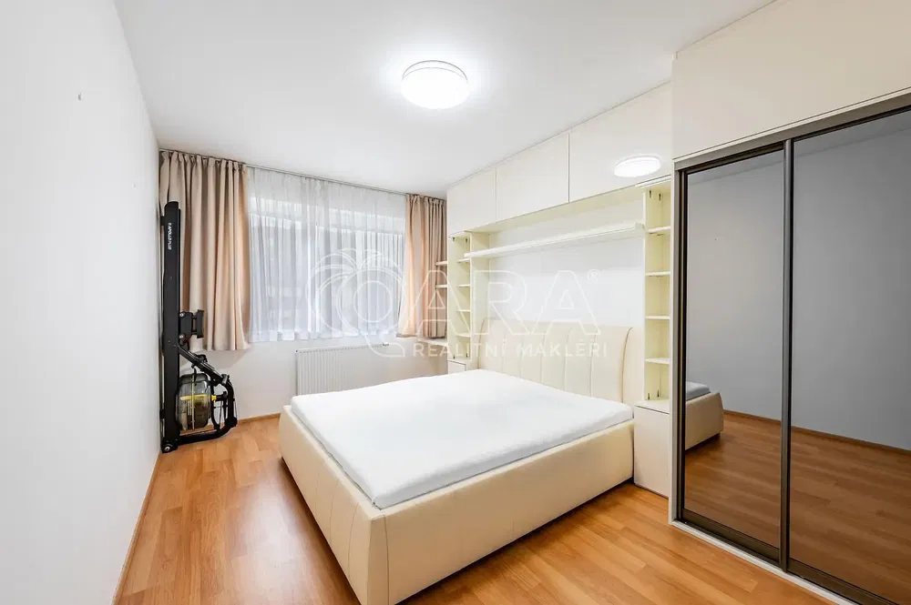 Хол; дървен под, естествена светлина, модерен стил