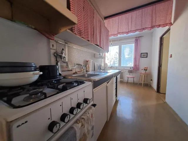 Cuisine; électroménager, parquet, lumière naturelle, style moderne