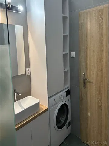 Κουζίνα; συσκευές κουζίνας, ξύλινο πάτωμα, φυσικό φως, μοντέρνο στυλ