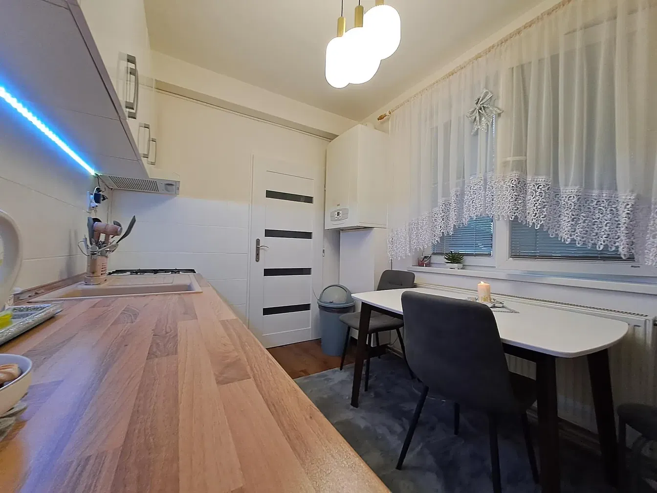 Cuisine; électroménager, parquet, lumière naturelle, style moderne