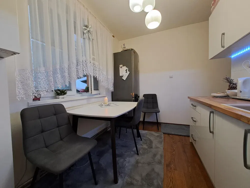 Cuisine; électroménager, parquet, lumière naturelle, style moderne