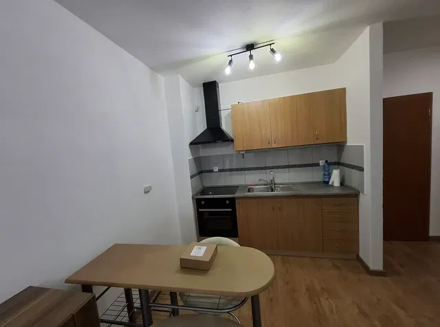 Κουζίνα; συσκευές κουζίνας, ξύλινο πάτωμα, φυσικό φως, μοντέρνο στυλ