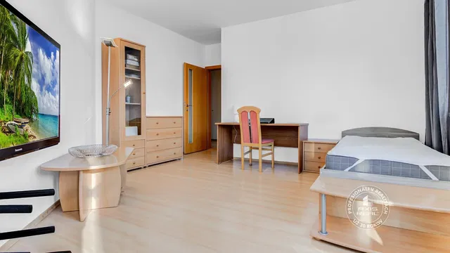 Κουζίνα; συσκευές κουζίνας, ξύλινο πάτωμα, φυσικό φως, μοντέρνο στυλ