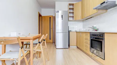 Κουζίνα; συσκευές κουζίνας, ξύλινο πάτωμα, φυσικό φως, μοντέρνο στυλ