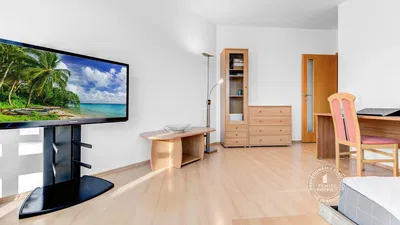 Κουζίνα; συσκευές κουζίνας, ξύλινο πάτωμα, φυσικό φως, μοντέρνο στυλ