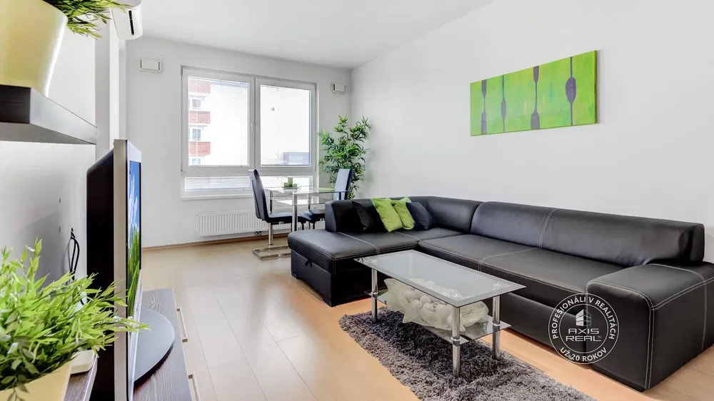 Cuisine; électroménager, parquet, lumière naturelle, style moderne