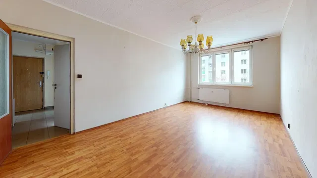 Кухиња; кухињски апарати, дрвени под, природно светло, модерни стил