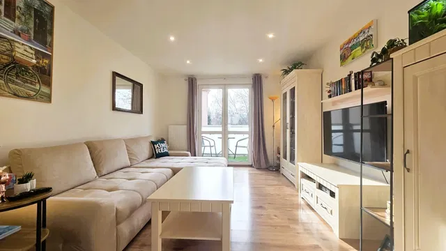 Kuchyňa; kuchynské spotrebiče, drevená podlaha, prirodzené svetlo, moderný štýl