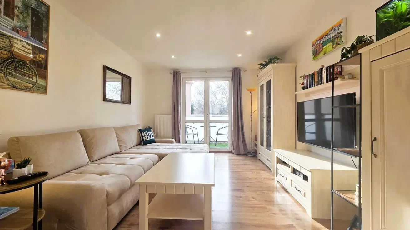 Kuhinja; kuhinjski aparati, drveni pod, prirodno svjetlo, moderni stil