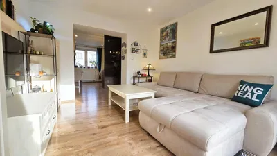 Kuhinja; kuhinjski aparati, drveni pod, prirodno svjetlo, moderni stil