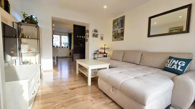 Kuchyňa; kuchynské spotrebiče, drevená podlaha, prirodzené svetlo, moderný štýl