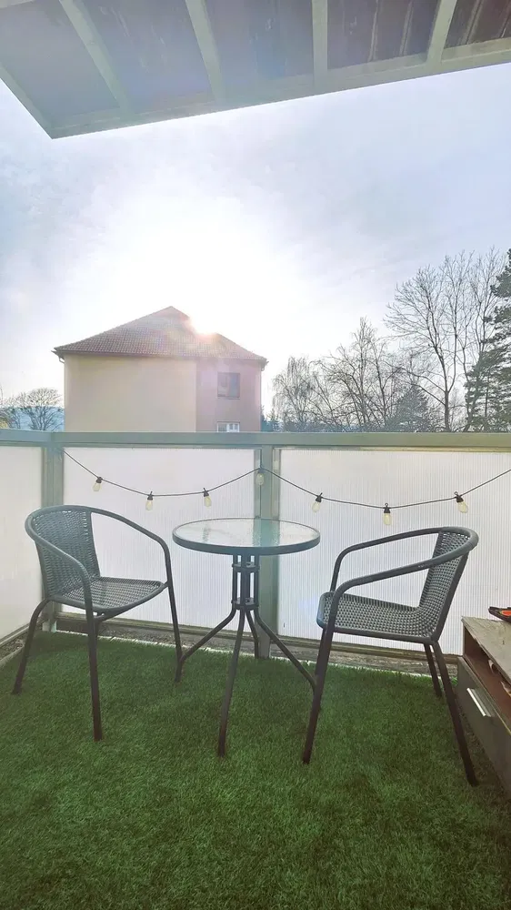 Dnevna soba; drveni pod, prirodno svjetlo, moderni stil