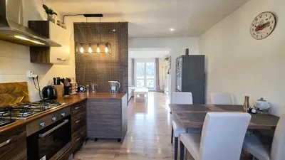 Kuhinja; kuhinjski aparati, drveni pod, prirodno svjetlo, moderni stil