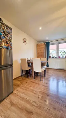 Kuhinja; kuhinjski aparati, drveni pod, prirodno svjetlo, moderni stil