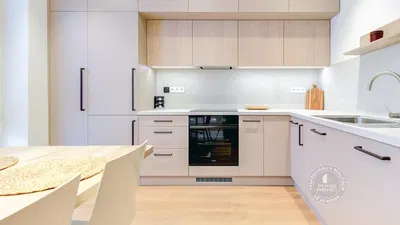 Kuchnia; sprzęt kuchenny, podłoga drewniana, światło dzienne, styl nowoczesny